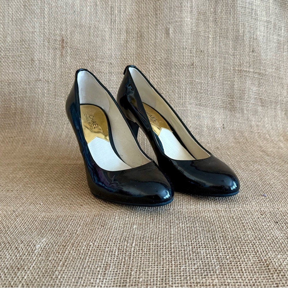 MICHAEL MICHAEL KORS Black Patent Leather Pumps Size 7